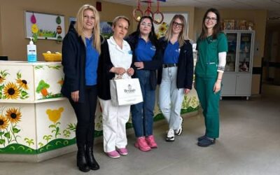 Πασχαλινές λαμπάδες και δώρα από τον ΒΕΝΙΑΜΙΝ στους εργαζόμενους του Παιδιατρικού Τμήματος του Νοσοκομείου Κατερίνης ως μια συμβολική κίνηση αγάπης.